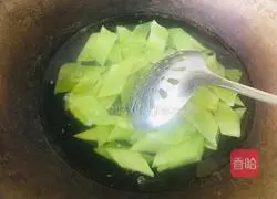 Illustration of how to make stir-fried lettuce 2