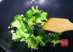 Illustration of how to make broccoli in oyster sauce 8