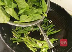 Illustration of how to make stir-fried fungus 7