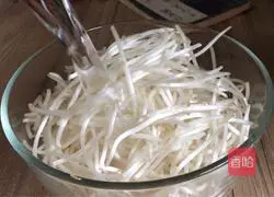 Illustration of how to make cold mung bean sprouts 1