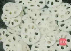 Illustration of how to make fried pork slices with lotus root 7