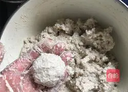 Coir raincoat meatballs- Illustrations of practices that imply family reunion and happiness 9