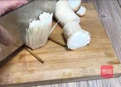 Illustration of how to make spicy chrysanthemum mushrooms 1