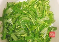 Illustration of how to make garlic water spinach 1