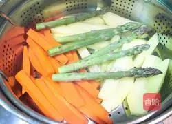 Illustration of how to make steamed carrots and potatoes with asparagus and sauce 5
