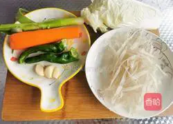 Illustration of how to make carrot and cabbage vermicelli 1