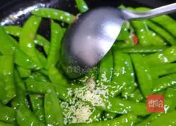 Illustration of how to make fried snow peas 11