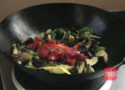 Illustration of the original recipe of fried eggplant with green pepper 9