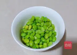 Illustration of how to make edamame, fungus and roasted loofah 5