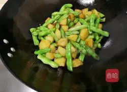 Illustration of how to cook green beans with potatoes 8