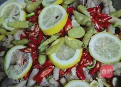 Illustration of how to soak feet and chicken feet in lemon 6