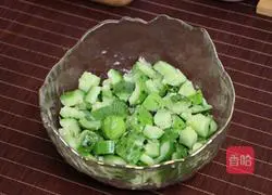 Illustration of how to make cold cucumber 2