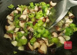 Illustration of how to stir-fry cowpeas with mushrooms 15