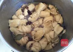 Illustration of how to make dry tofu rolls 6