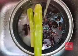 Illustration of how to make fried lettuce with fungus 3