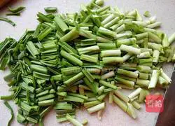Illustration of how to make stir-fried tofu with spicy green garlic sprouts 3
