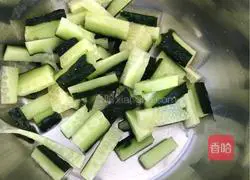 Illustration of how to make cold cucumber strips 5