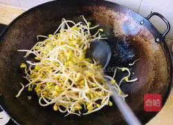 Illustration of how to make fried shredded beef with soybean sprouts and oil 4