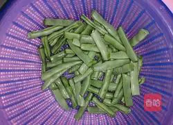 Illustration of the lazy version of stir-frying green beans with sauce 1