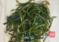 Illustration of how to make spicy and sour kelp shreds 2