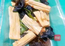 Illustration of how to stir-fry fungus with yuba and green pepper 9