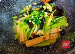 Illustration of how to stir-fry celery with yuba 7