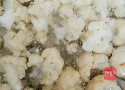 Illustration of how to make fried pork slices with cauliflower 1