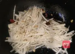 Illustration of how to make shredded potatoes in private house 4