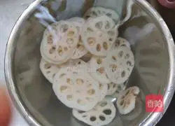 Illustration of how to make spicy lotus root slices 3