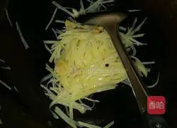 Illustration of how to make fried shredded potatoes 6