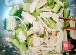 Illustration of how to mix celery with yuba 7