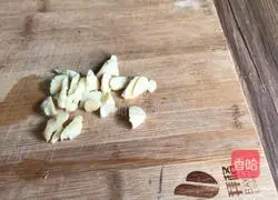 Illustration of how to stir-fry cabbage with enoki mushrooms 4