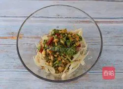 Illustration of how to shred king oyster mushrooms by hand 8