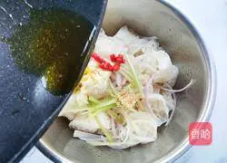 Illustration of how to make cold lotus root with juice-absorbing noodles 5