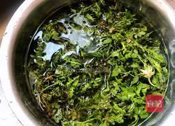 Illustration of how to mix shepherd's purse with dried fragrant 2