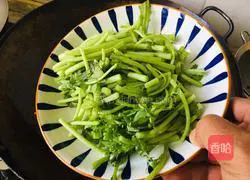 Illustration of how to make stir-fried chrysanthemum chrysanthemum 1