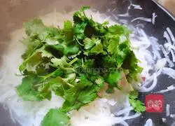 Illustration of how to make shredded coriander and radish 11