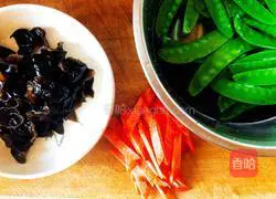 Illustration of how to make fried fungus with snow peas 3