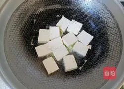 Illustration of how to stir-fry leeks with tofu 6