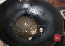 Illustration of how to stir-fry shredded radish with garlic sprouts 3