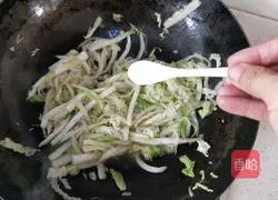 Illustration of how to make shredded cabbage in vinegar 11