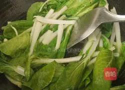 Illustration of how to stir-fry black leaves and whites 9