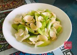 Illustration of how to stir-fry celery and lily 13