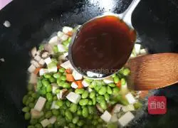 Illustration of how to stir-fry edamame with mushrooms and wild rice 7
