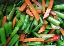 Illustration of how to make celery and peanuts 3