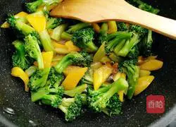 Illustration of how to stir-fry broccoli with yellow pepper 16