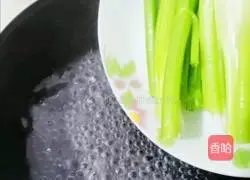 Illustration of making shredded potatoes and celery 2