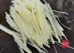 Illustration of how to make green pepper and potato shreds 2