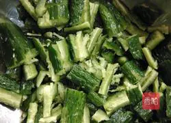 Illustration of how to make cold cucumber 1