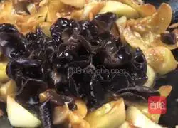 Illustration of how to cook cucumber with fungus 8